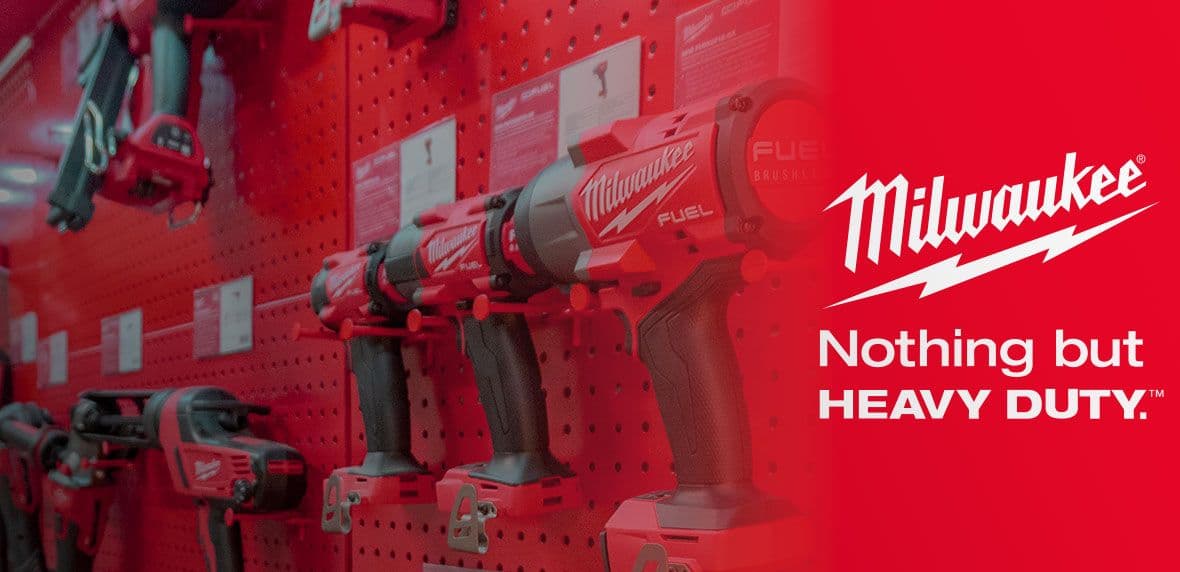 Milwaukee powertools op een rood rek met nothing but HEAVY DUTY erop