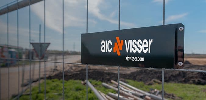 Bouwhekbordje met het logo van AIC Visser